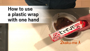 How to use a plastic wrap with one hand